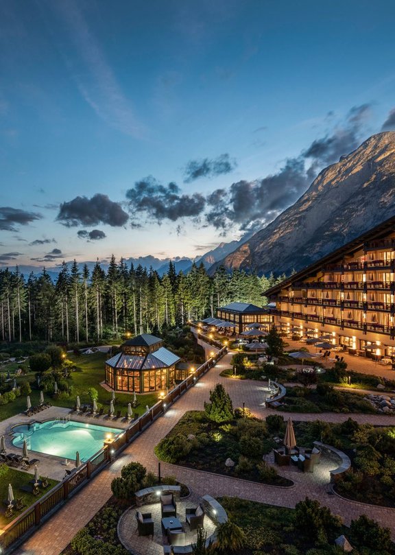 Außenansicht Nacht Das beleuchtete 5 Sterne S Interalpen-Hotel Tyrol bei Nacht