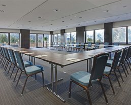 Konferenzräume mit Ausblick Einblick in den großen Tagungsraum "Leutasch" in einem Tagungshotel in Tirol