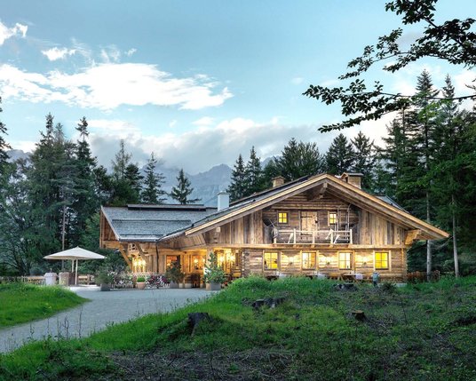 Interalpen-Alm Außenansicht der beleuchteten Interalpen-Alm im Sommer