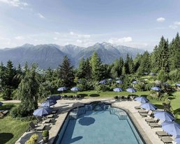 Panoramapool Blick auf den großen Außenpool im Garten des 5 Sterne Superior Interalpen-Hotel Tyrols