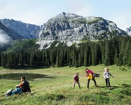 ©Region Seefeld, Stephan Elsler Eine vierköpfige Familie beim Wandern in Seefeld umgeben von Bergen