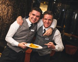 Spaß auf der Arbeit. Servicemitarbeiter eines 5-Sterne Superior Hotels haben Spaß auf der Arbeit.