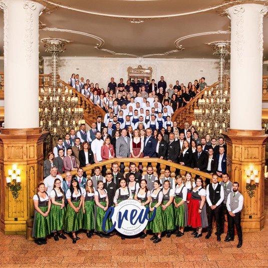 Interalpen-Team@FotoHofer.Ibk Die Mitarbeiter des Interalpen-Hotel Tyrol einem 5-Sterne Superior Hotel und Top Arbeitgeber in Tirol