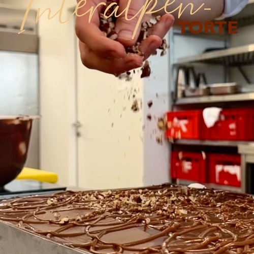 Lernen Sie unsere neue Kreation kennen: die Interalpen-Torte.
Im Interview verrät unser Chef Patissier Manfred, was... Lernen Sie unsere neue Kreation kennen: die Interalpen-Torte.
Im Interview verrät unser Chef Patissier Manfred, was...