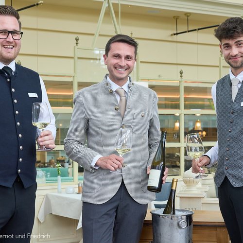 Ein Hoch auf unsere neu ausgezeichneten Sommeliers ✨
Wir gratulieren Gernot, Phillip und Friedrich herzlich zum... Ein Hoch auf unsere neu ausgezeichneten Sommeliers ✨
Wir gratulieren Gernot, Phillip und Friedrich herzlich zum...